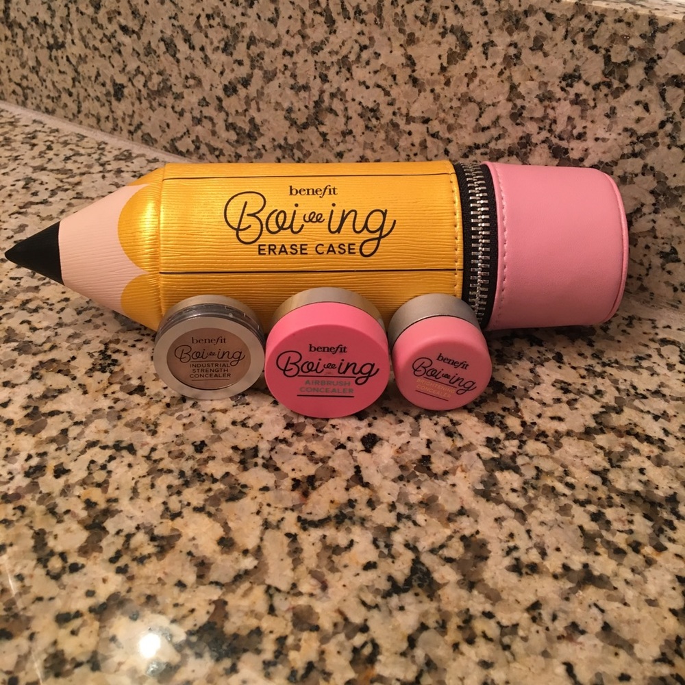 Benefit concealer sampler with case.